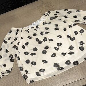 Gilli White and Black Floral Top